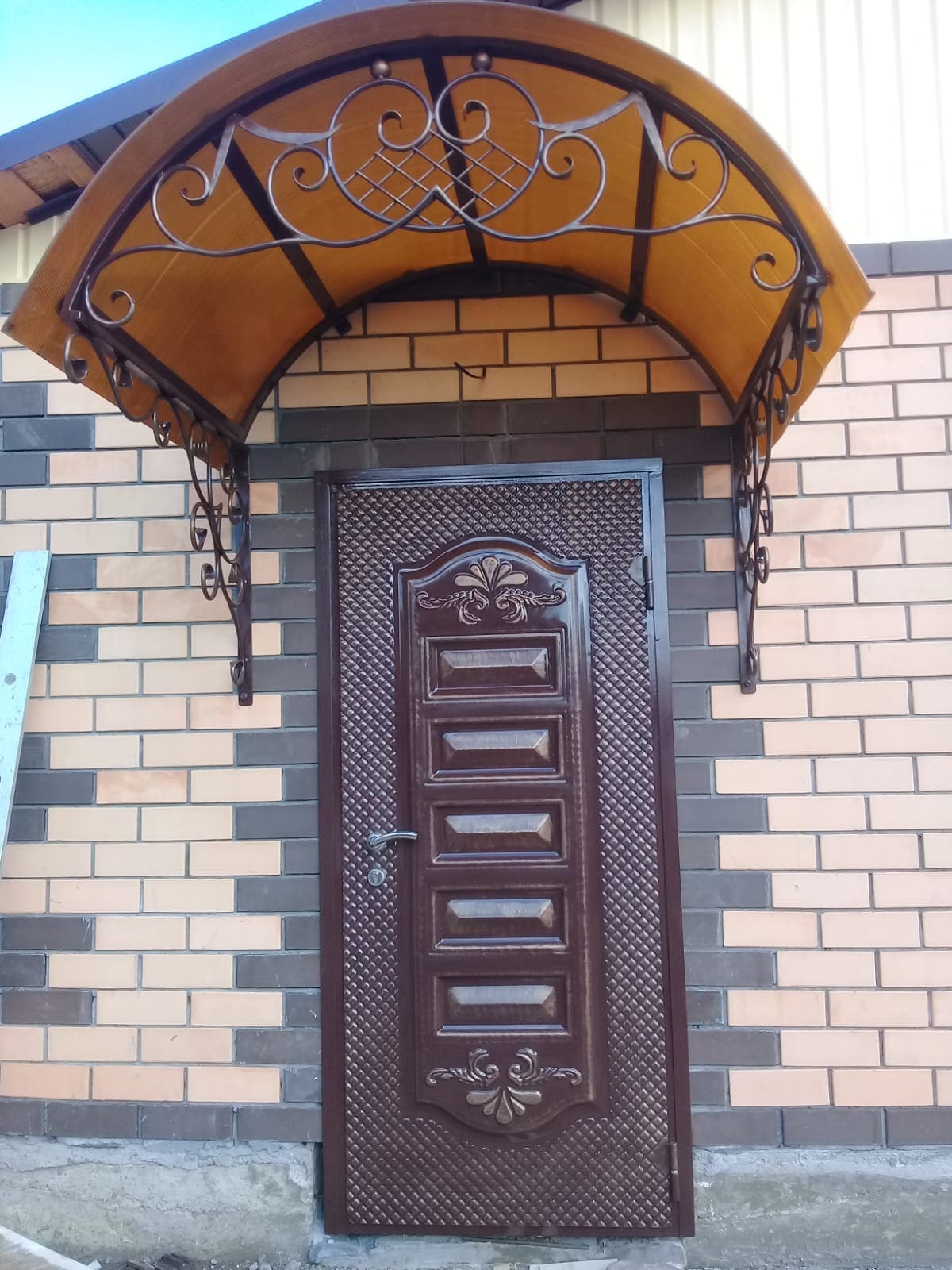 Козырёк на столбах