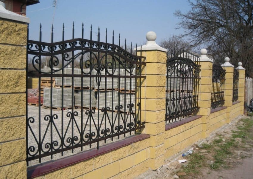 Забор на кирпичных столбах