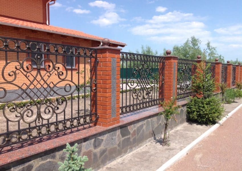 Сплошной кованый забор