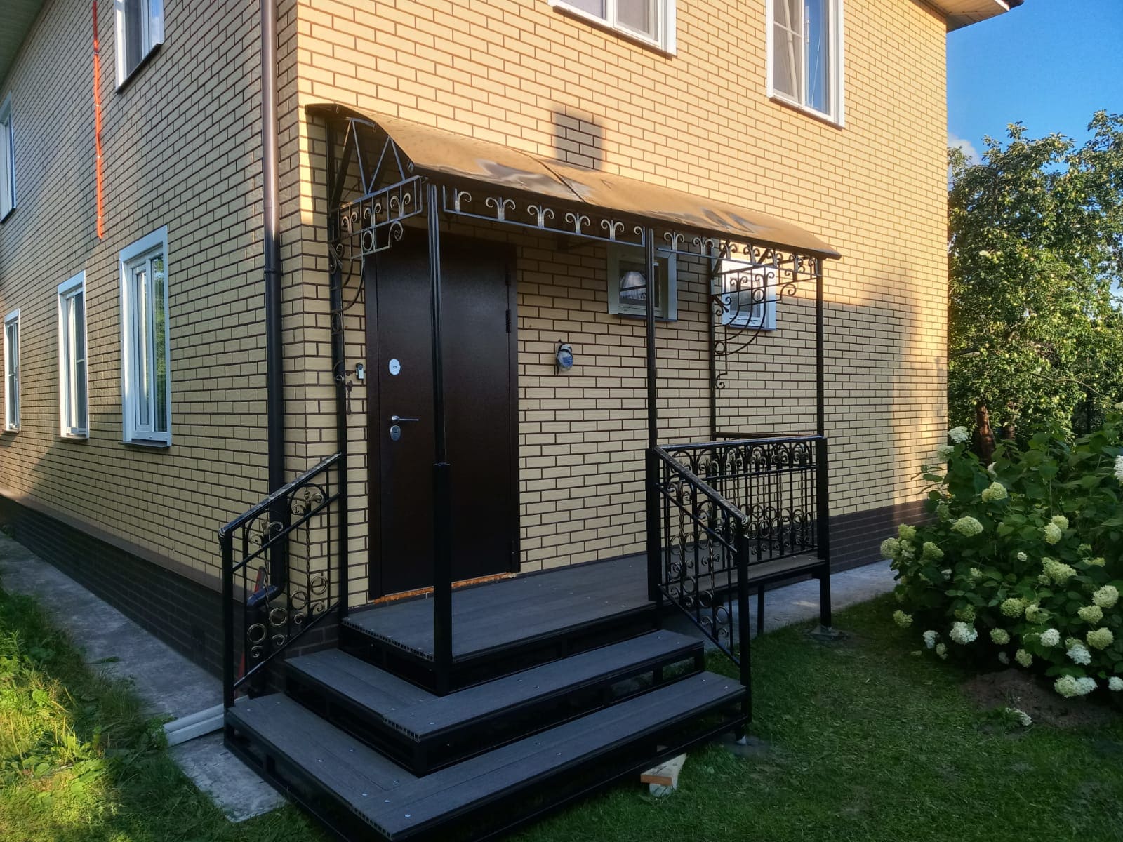 Крыльцо с перилами